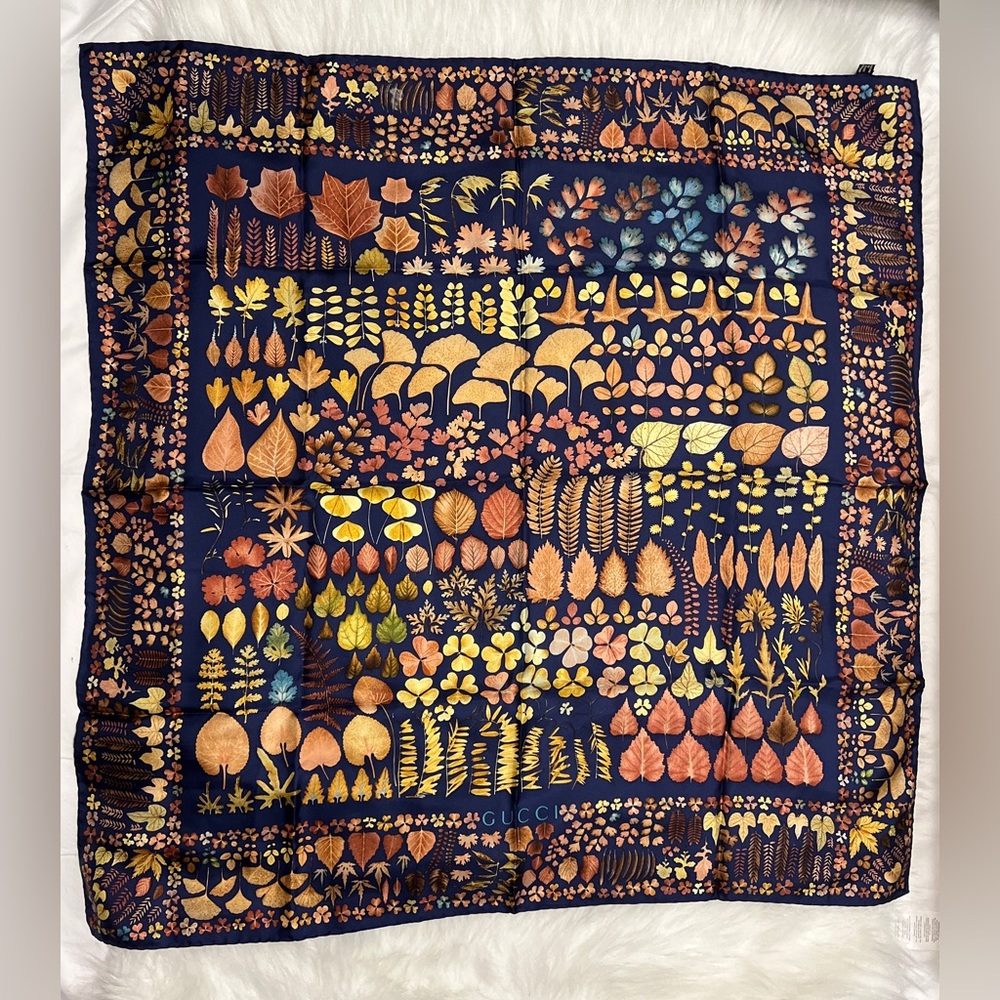 BUNDLE PRICE GUCCI Autumn Leaf Silk Scarf Leaf Pattern in pristine condition